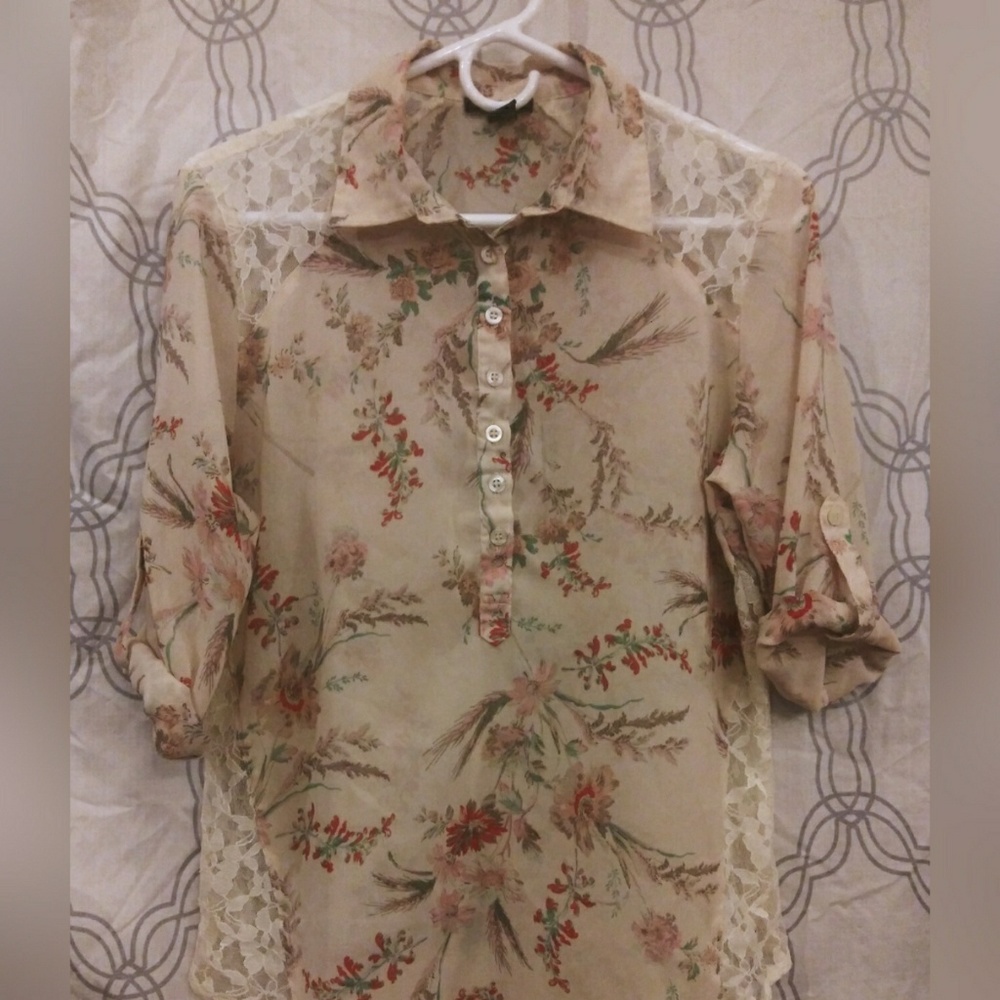 Stylehouse: Sheer, Cream top with floral design